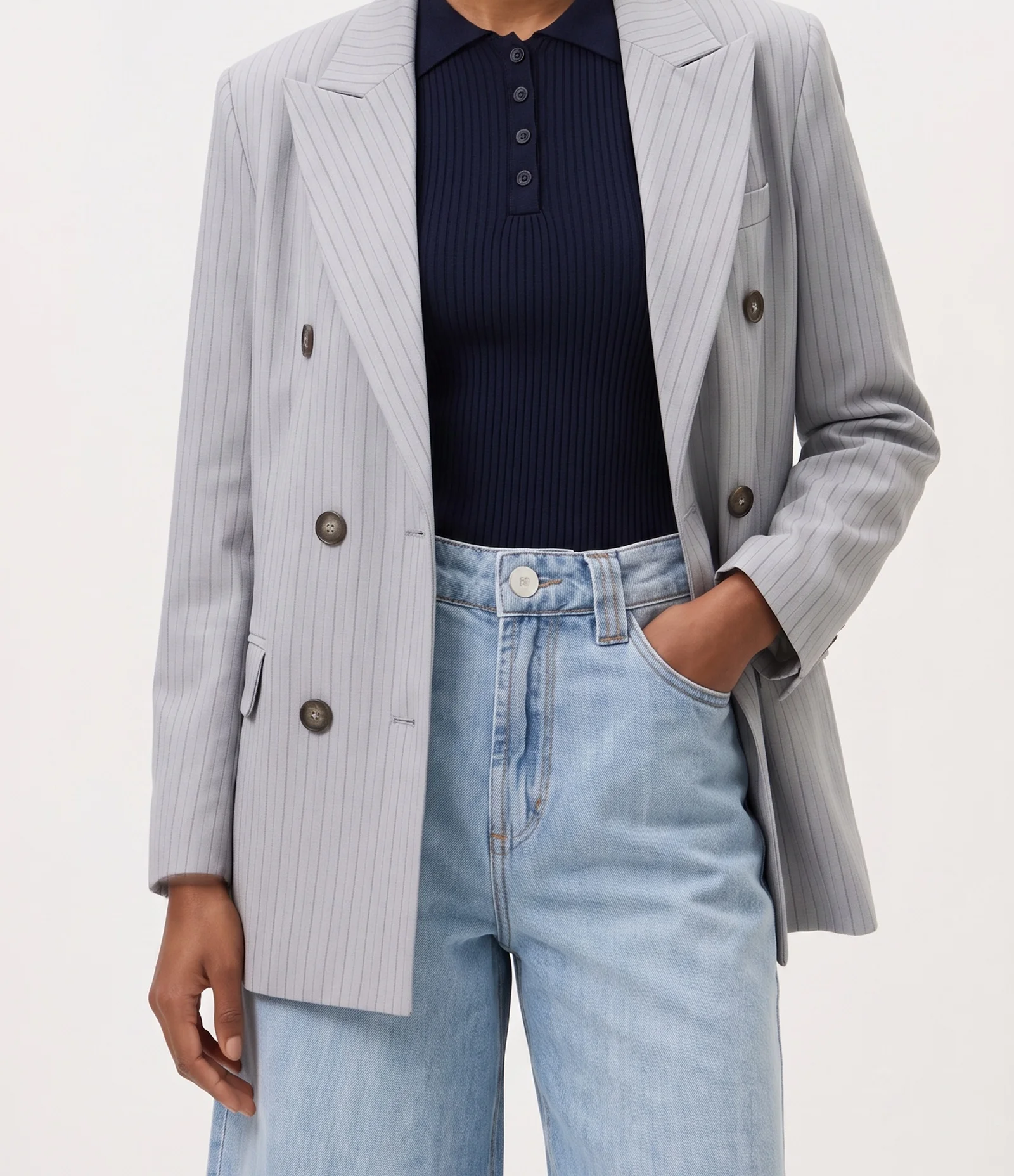 Bermuda Long em Jeans com Cintura Alta e Bolsos Azul Claro 2