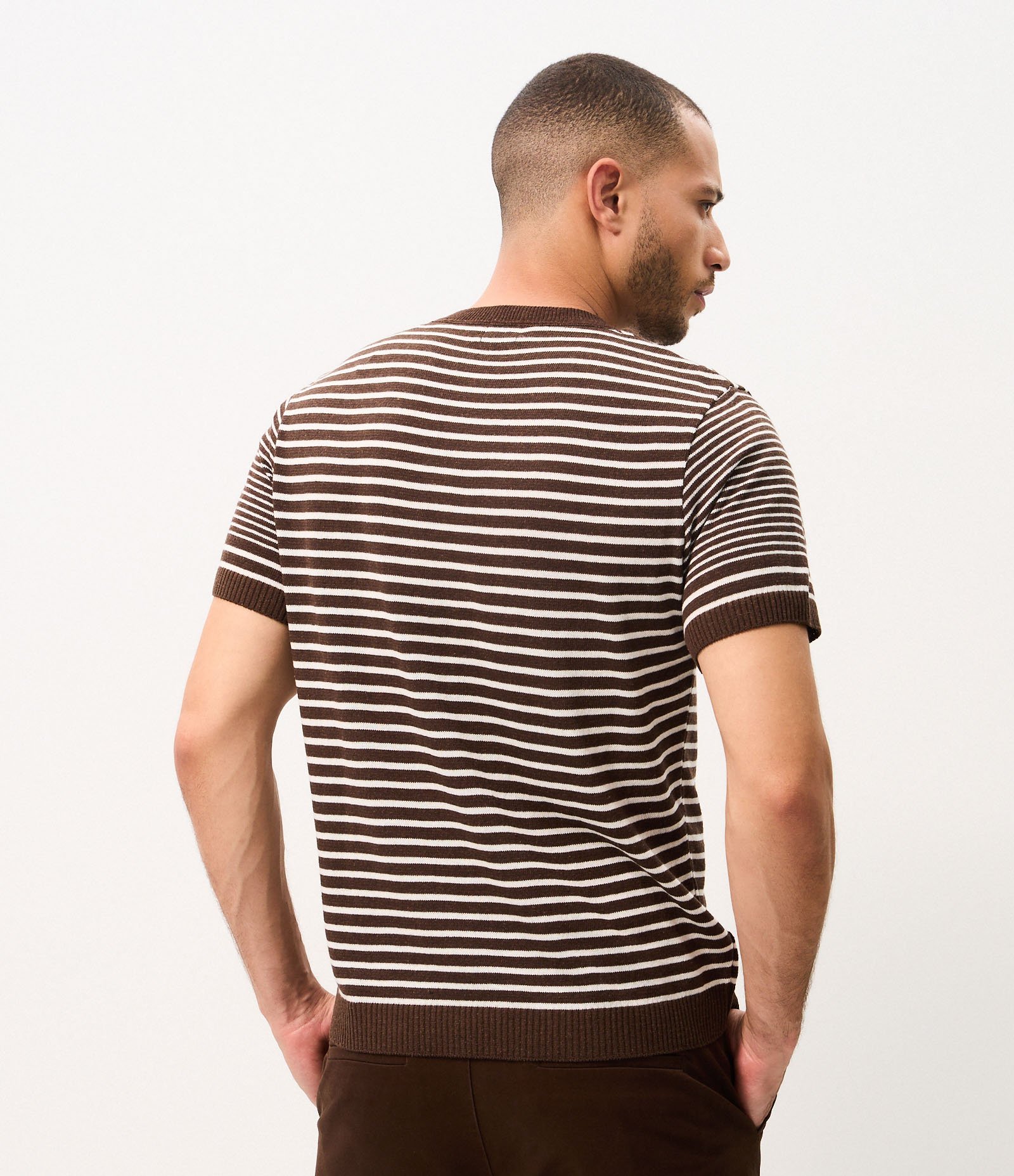Camiseta Regular Listrada Marrom 3