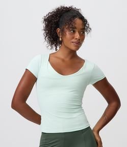 Camiseta Esportiva Ajustada em Microfibra com Decote Quadrado