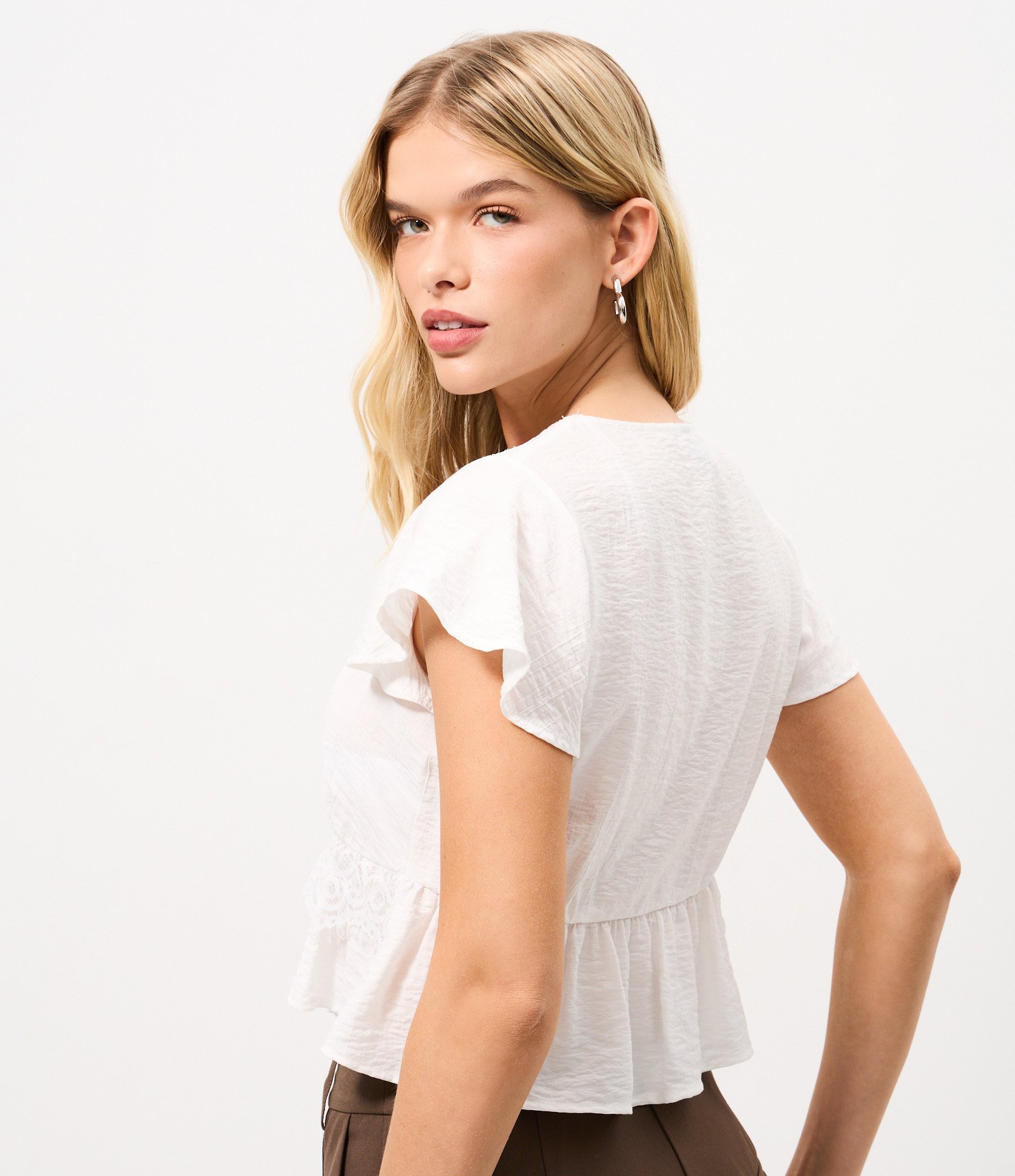 Blusa em Viscose Texturizada com Detalhe Rendado  e Amarração Frontal Branco 4