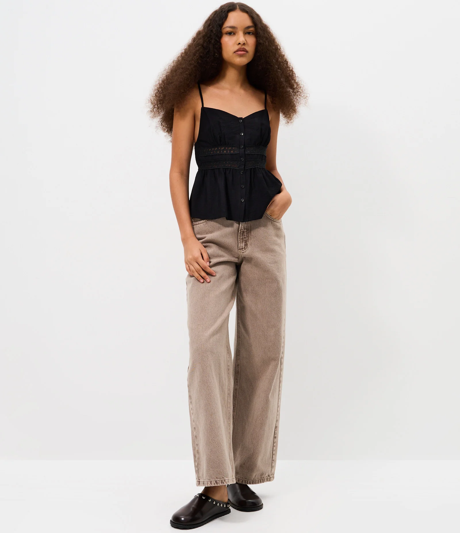 Blusa de Alcinha em Viscose Acetinada com Botões e Detalhe em Renda Preto 2