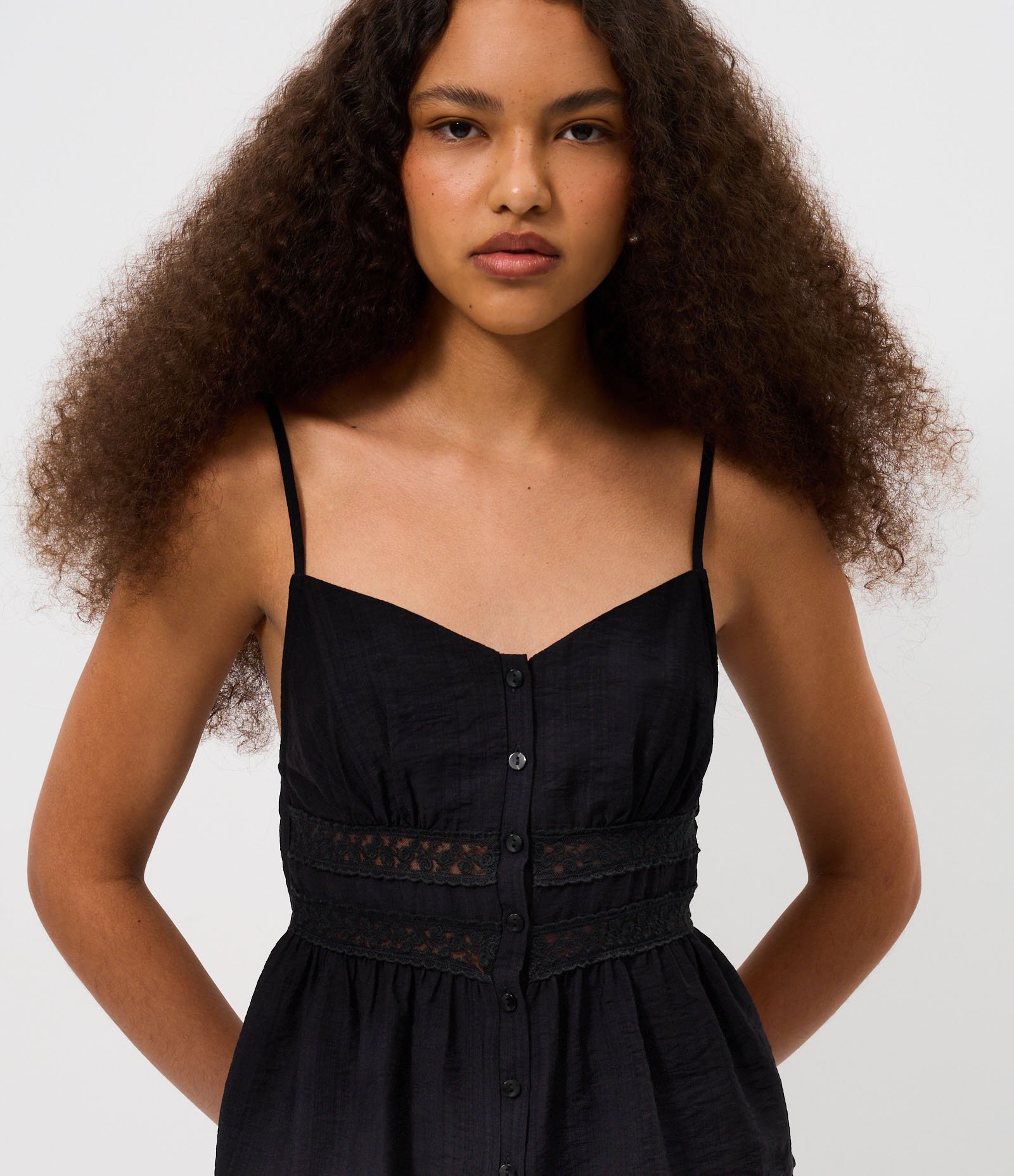 Blusa de Alcinha em Viscose Acetinada com Botões e Detalhe em Renda Preto 3