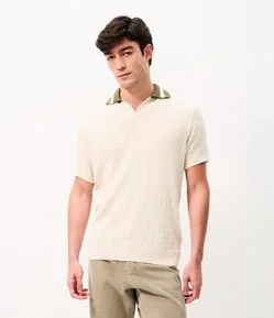 Polo Regular Texturizada com Gola Contrastante