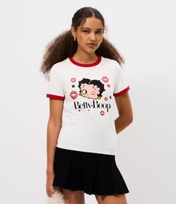 Camiseta New T-Shirt com Estampa Betty Boop e Detalhes Contrastantes