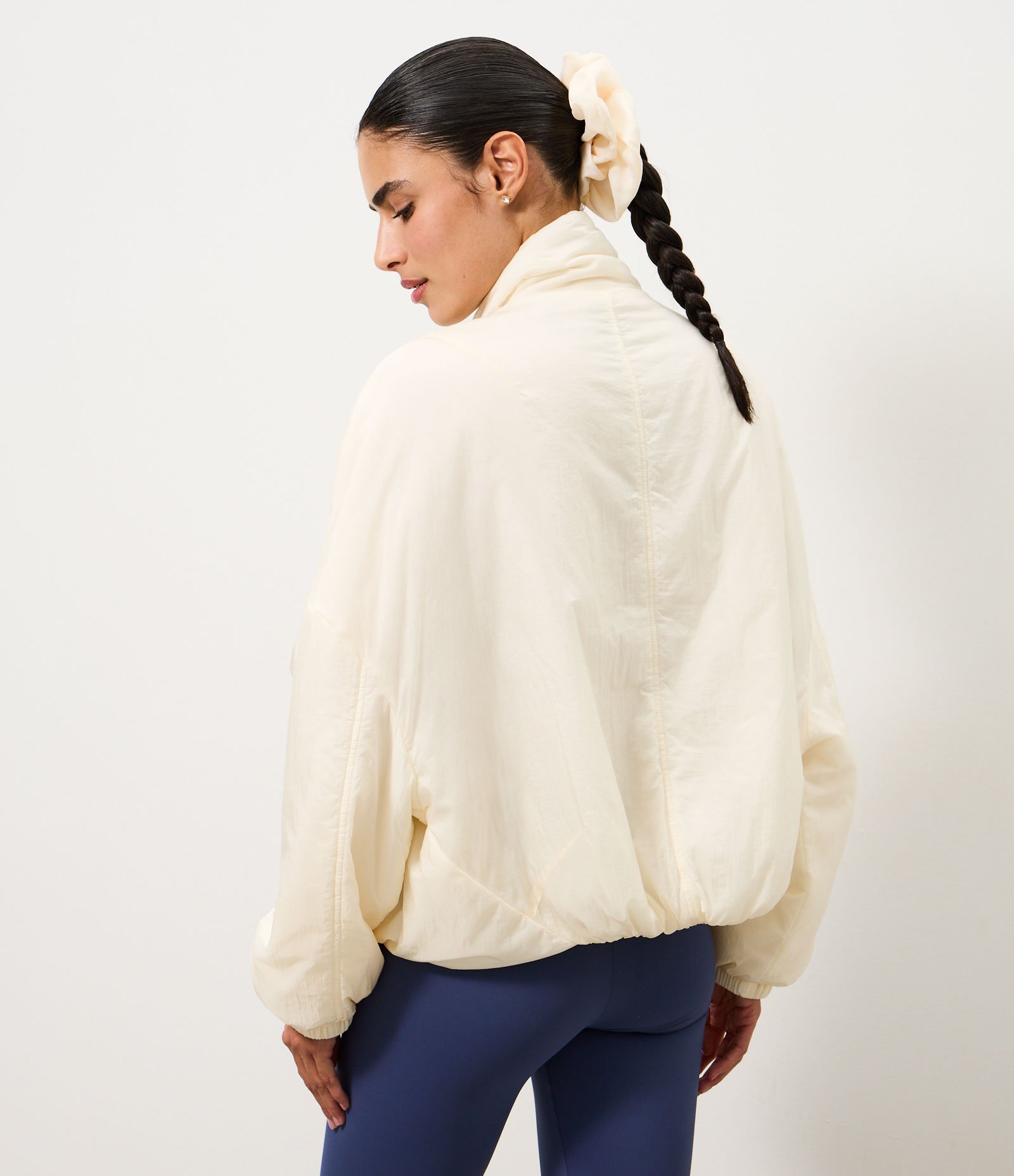 Jaqueta Puffer Esportiva em Microfibra com Gola Alta Off White 4