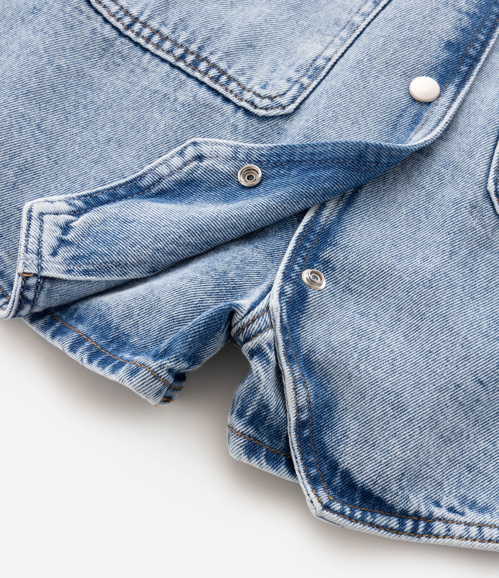 Macacão em Jeans Curto com Botões Frontais Infantil - Tam 5 a 16 Anos Azul 4