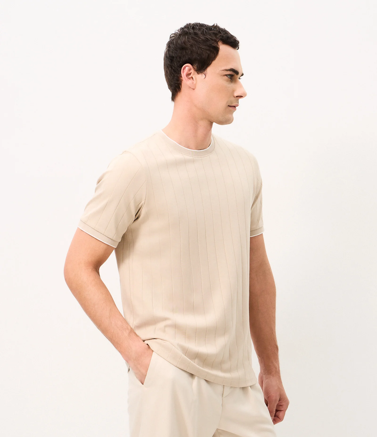 Camiseta em Algodão Peruano Texturizada com Listras Verticais Bege 1