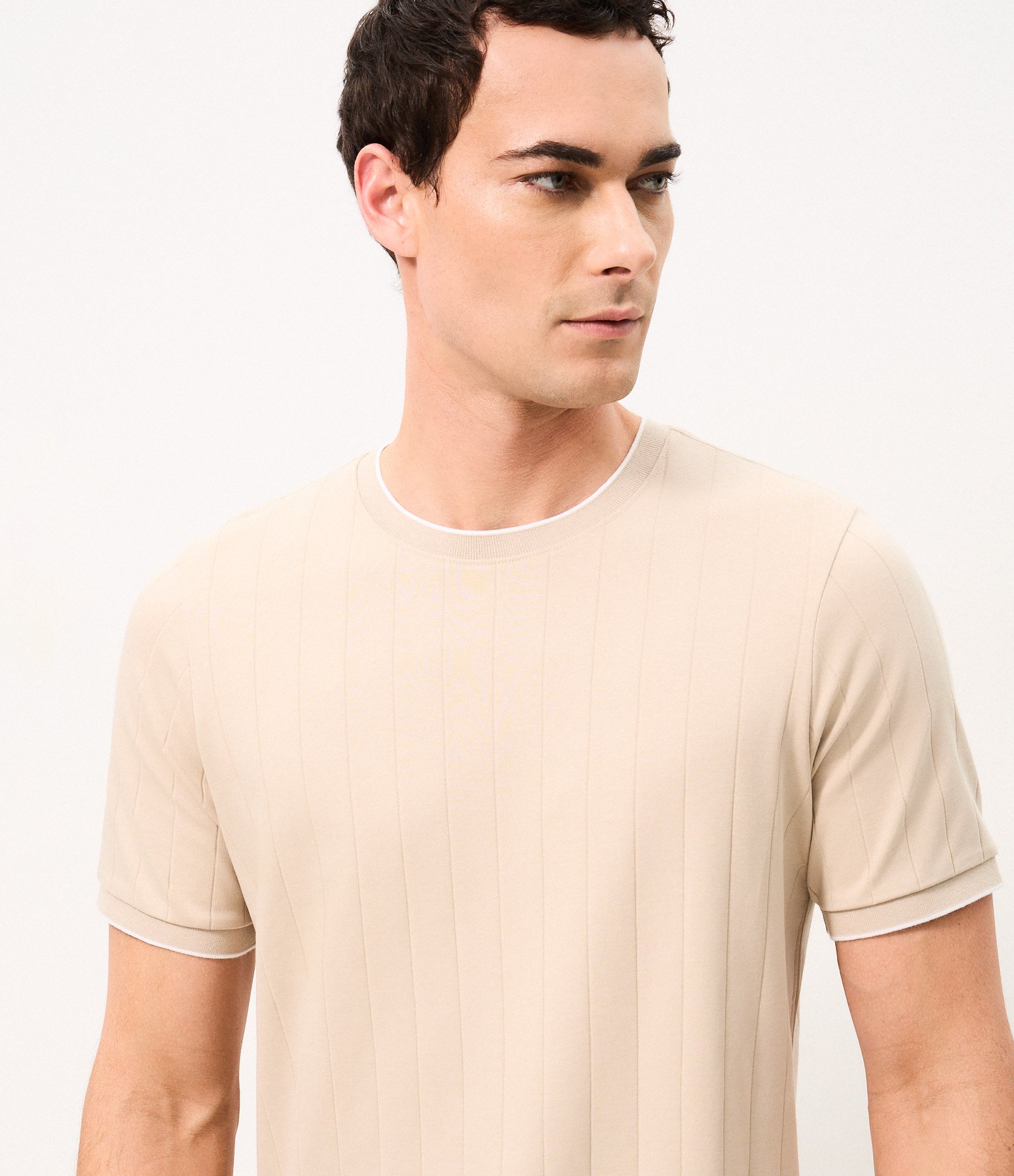 Camiseta em Algodão Peruano Texturizada com Listras Verticais Bege 4