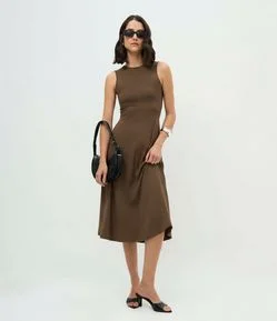Vestido Evasê Longo em Poliamida com Decote Fechado