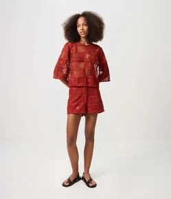 Short em Crochê com Paetês e Bordado Abstrato