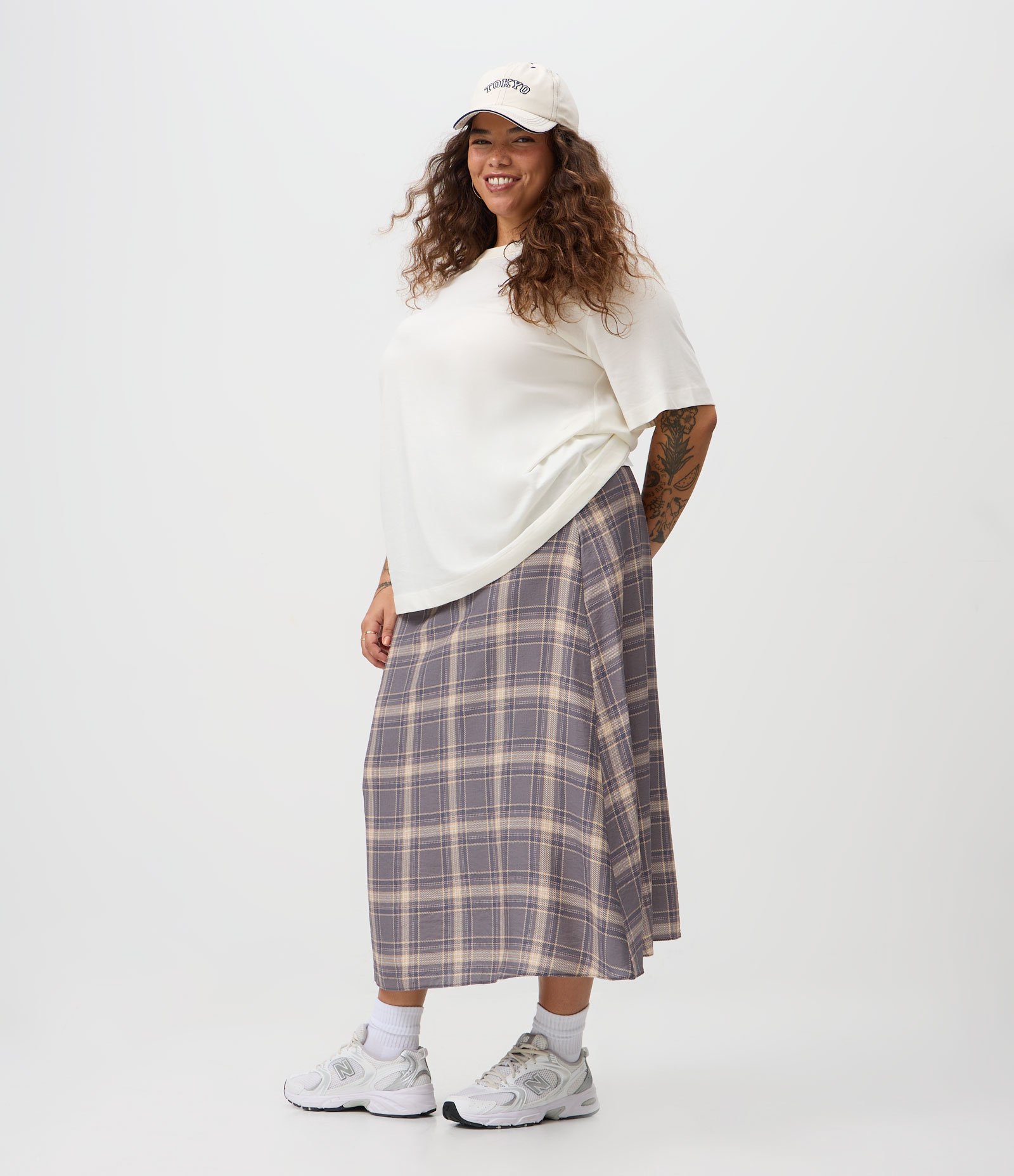 Saia Evasê Midi em Crepe Xadrez Curve & Plus Size Cinza 1