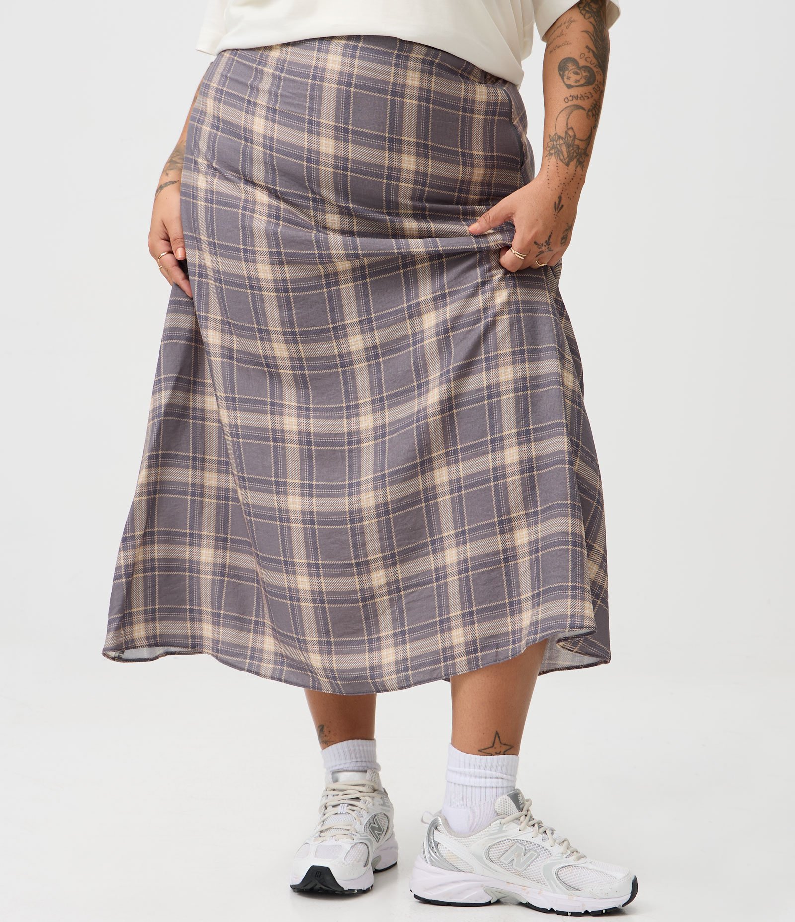 Saia Evasê Midi em Crepe Xadrez Curve & Plus Size Cinza 2