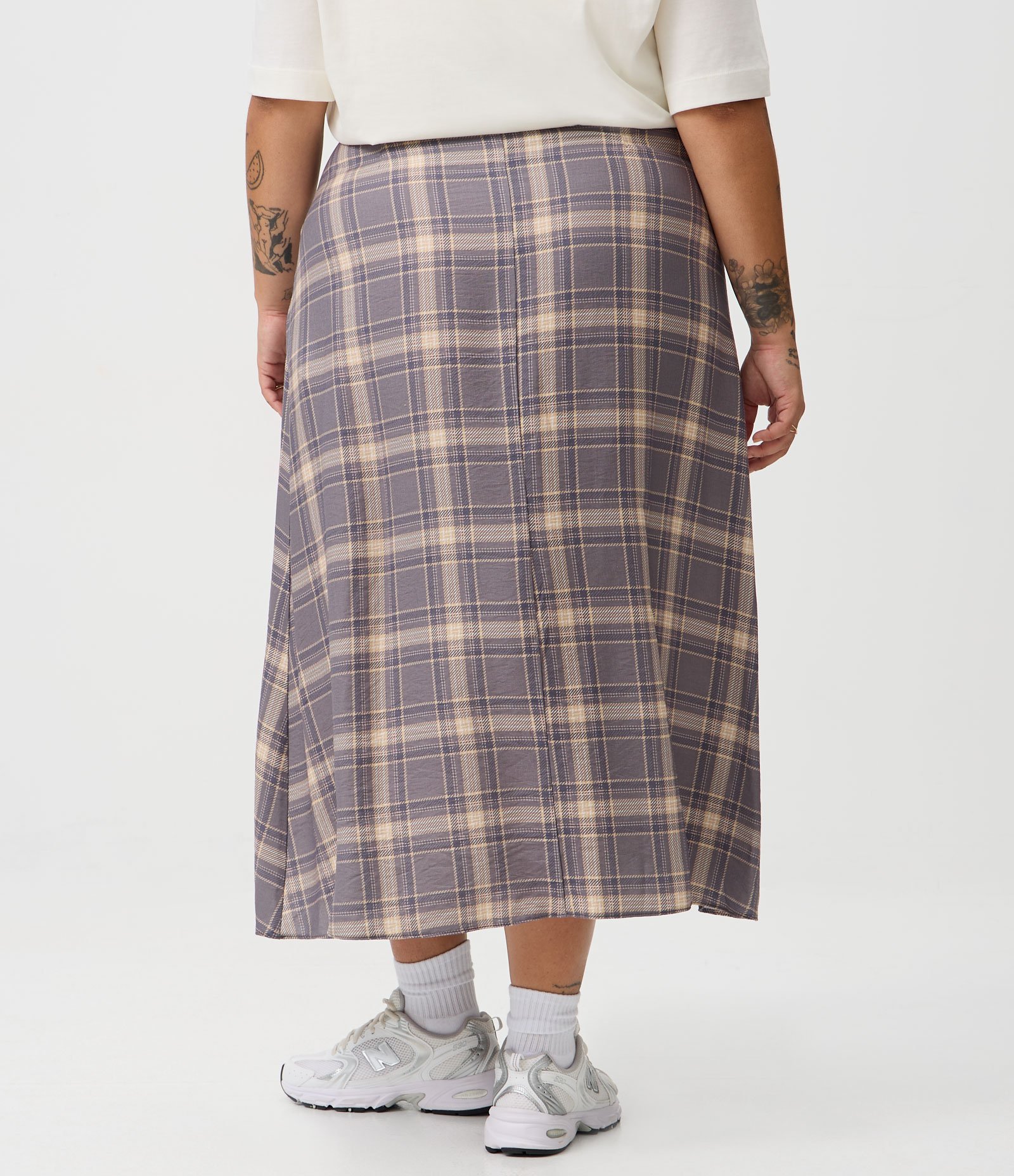 Saia Evasê Midi em Crepe Xadrez Curve & Plus Size Cinza 4