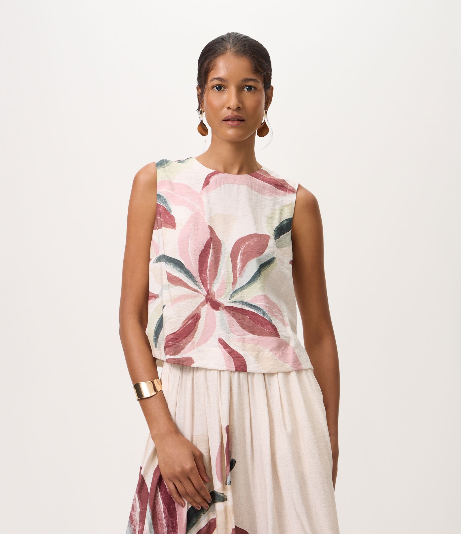 Blusa Box em Viscose Floral com Alça Larga Bege 1