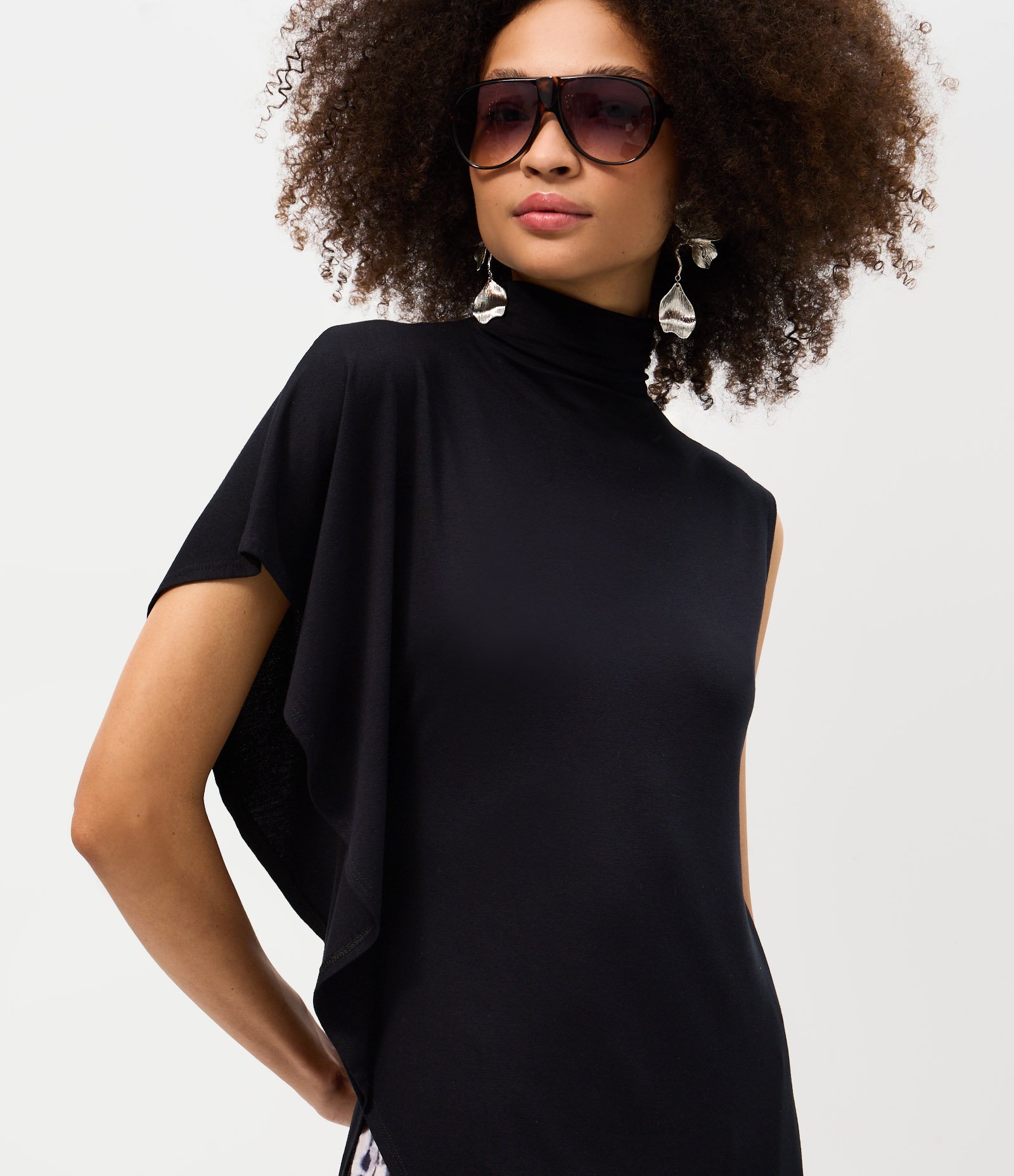 Blusa com Ponta Assimétrica e Gola Alta Preto 3