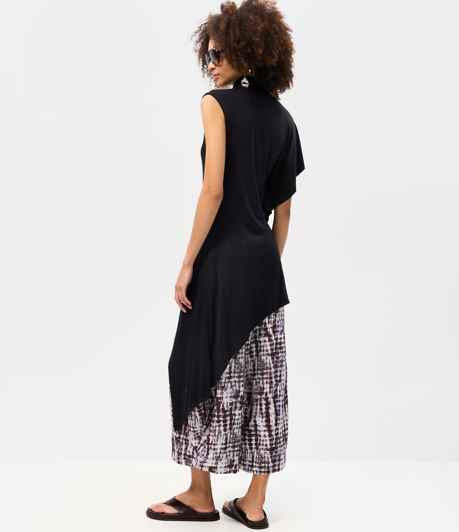 Blusa com Ponta Assimétrica e Gola Alta Preto 4