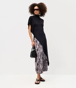 Blusa com Ponta Assimétrica e Gola Alta