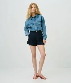Short Evasê em Jeans com Botões Diferenciados