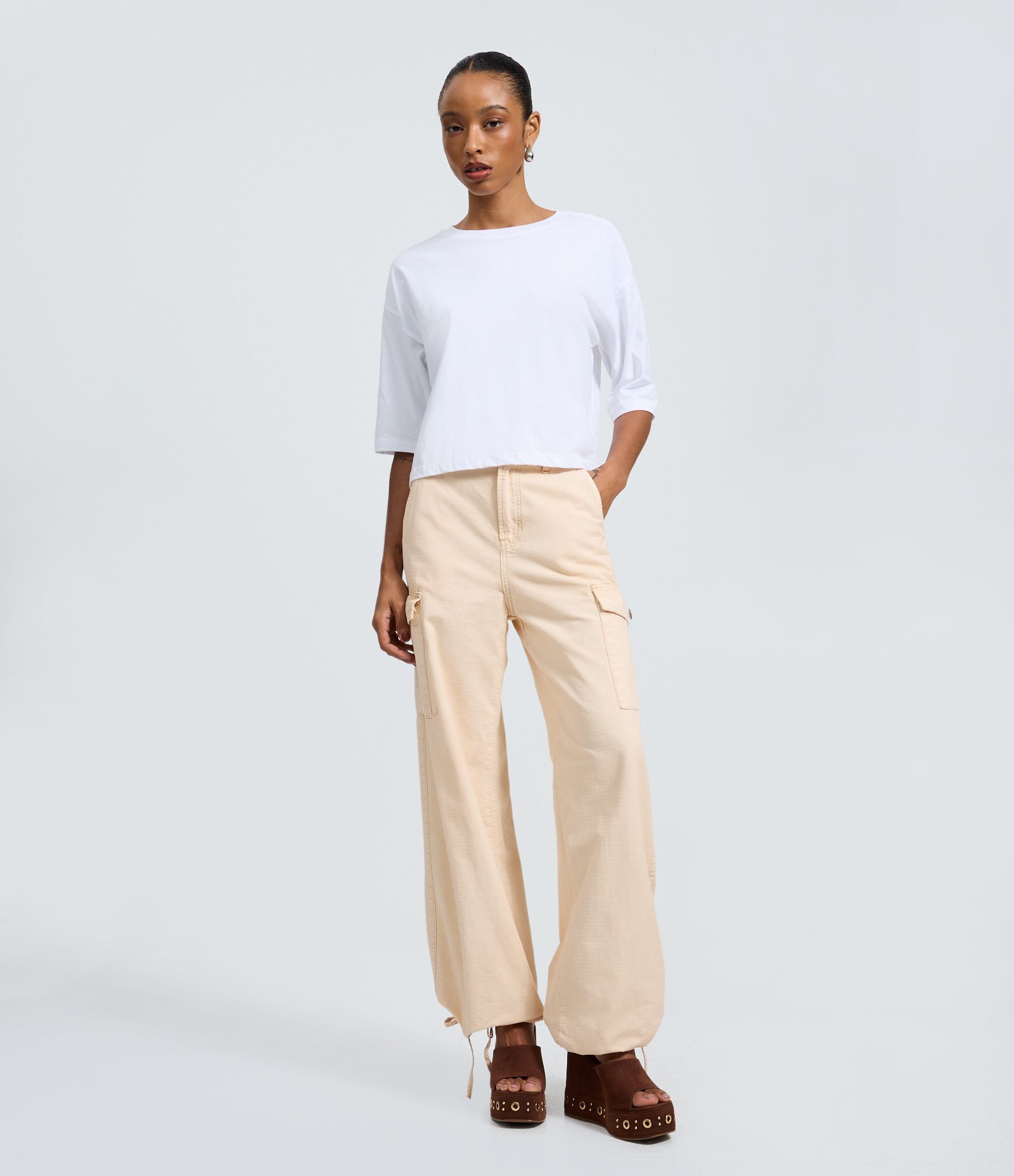 Calça Cargo Jeans com Bolsos Laterais Bege 1