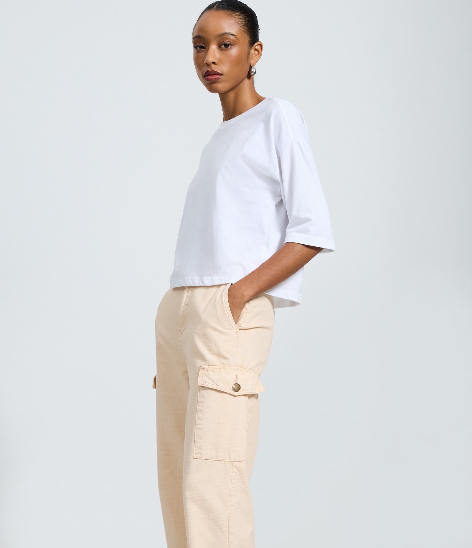 Calça Cargo Jeans com Bolsos Laterais Bege 2