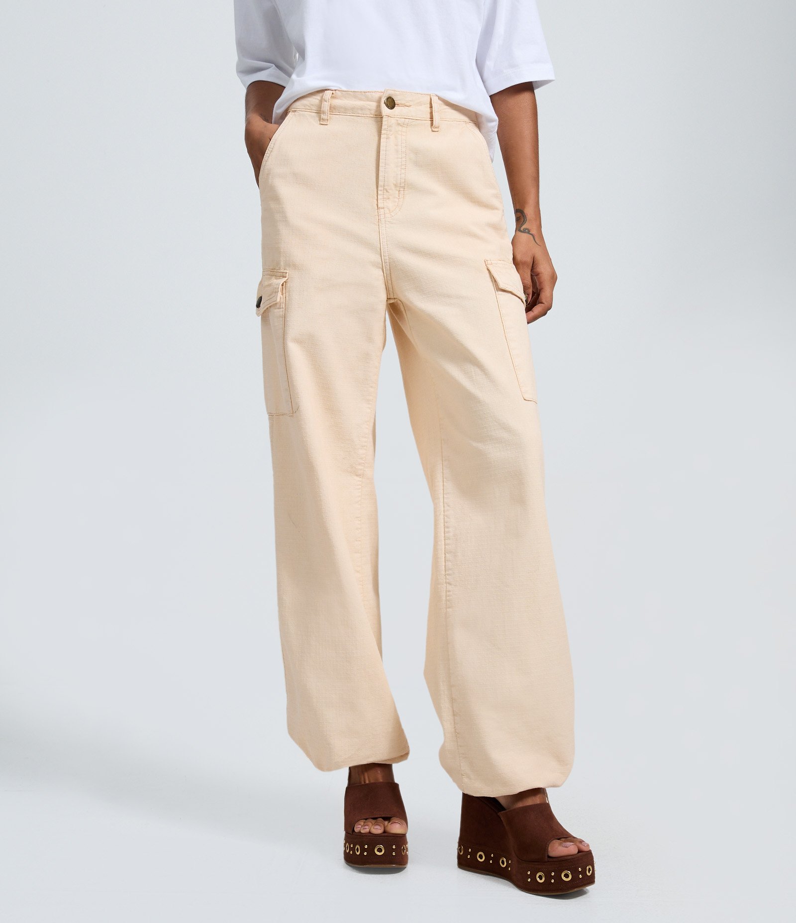 Calça Cargo Jeans com Bolsos Laterais Bege 3