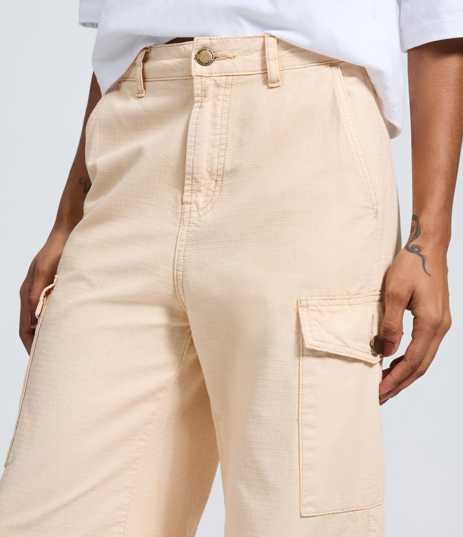 Calça Cargo Jeans com Bolsos Laterais Bege 4