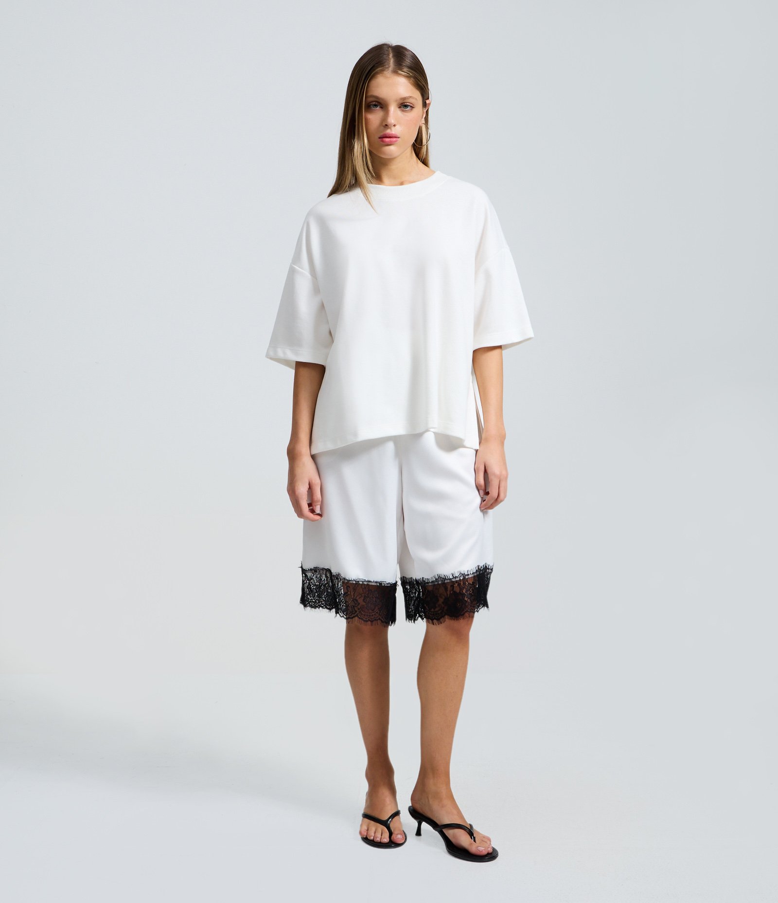 Bermuda Jorts em Cetim com Barra Rendada Branco 1