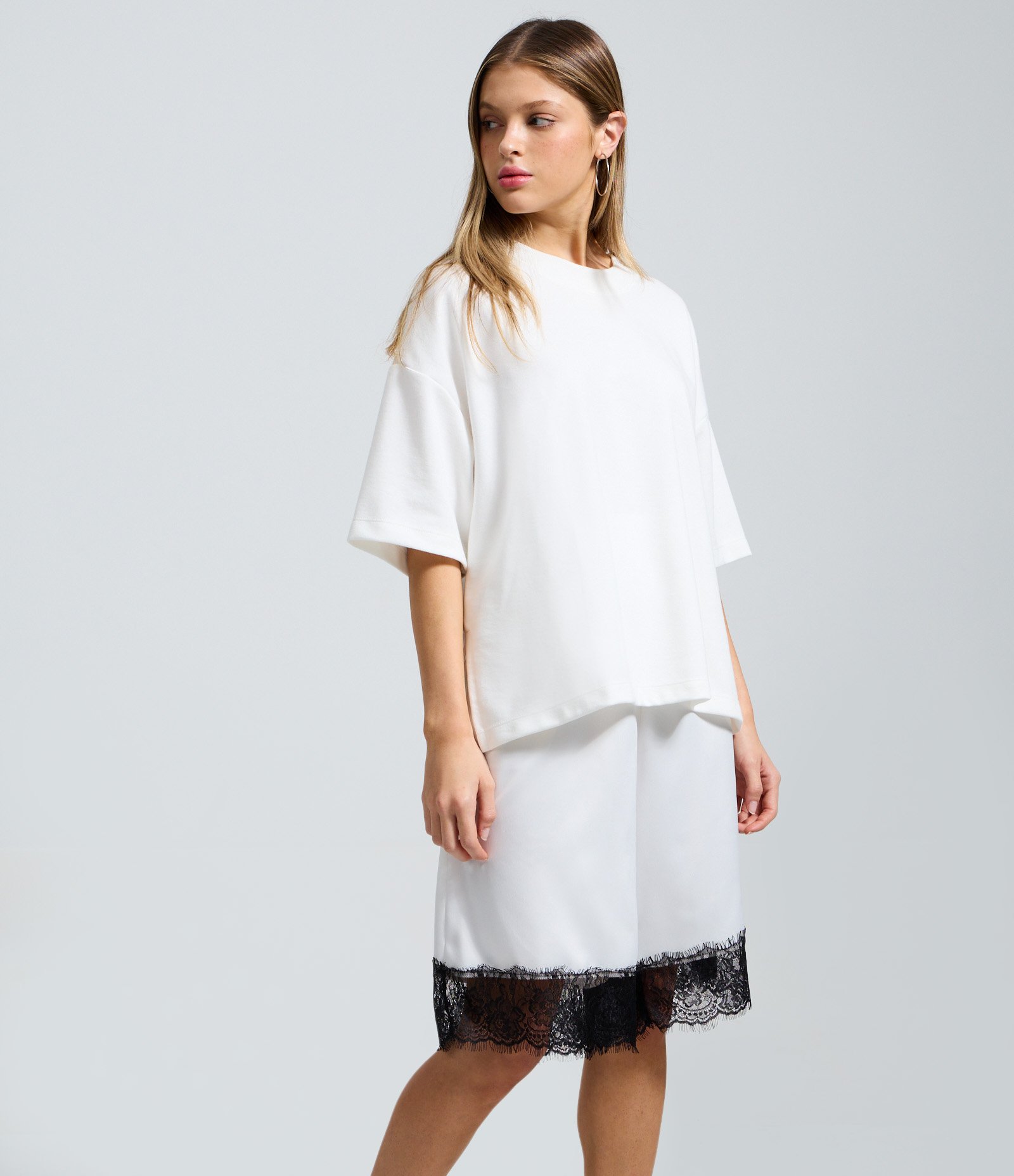 Bermuda Jorts em Cetim com Barra Rendada Branco 2