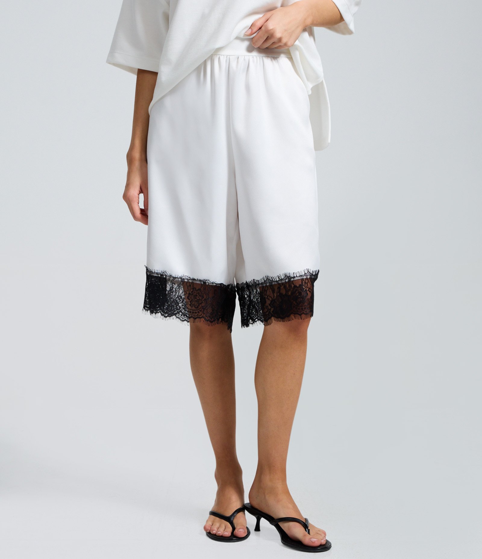Bermuda Jorts em Cetim com Barra Rendada Branco 3