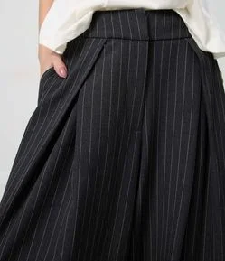Calça Alfaiatada Risca de Giz com Pregas Frontais e Modelagem Ampla