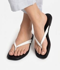 Rasteira Mule em Couro com Tiras Contrastantes