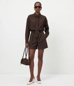 Short Curto em Viscose com Pregas Frontais e Cinto
