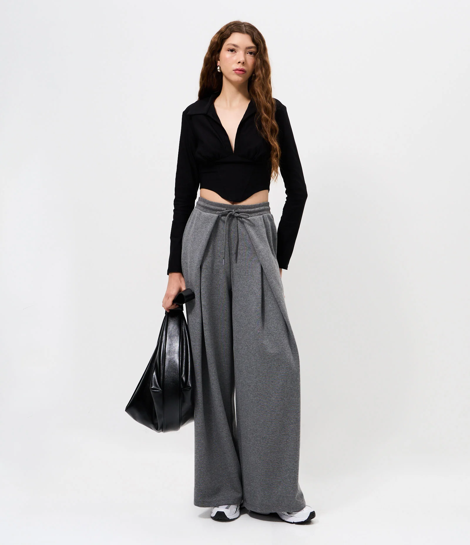Calça Wide em Suedine com Pregas Frontais Cinza 1