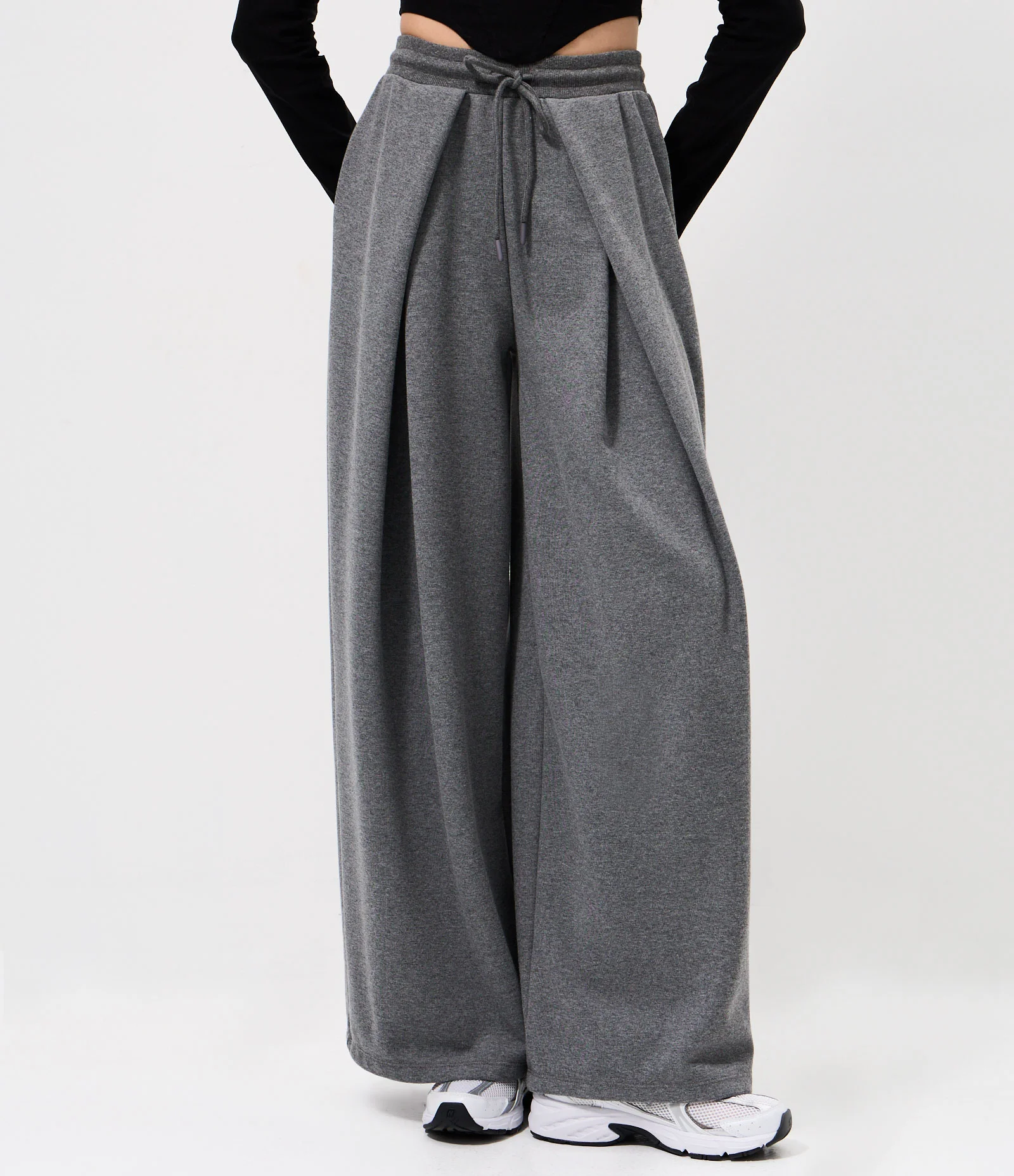 Calça Wide em Suedine com Pregas Frontais Cinza 2