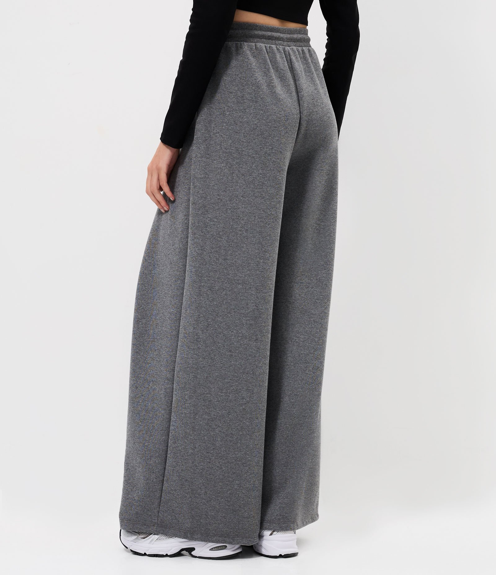 Calça Wide em Suedine com Pregas Frontais Cinza 4