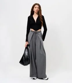 Calça Wide em Suedine com Pregas Frontais