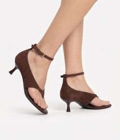 Sandália de Dedo em PU com Salto Kitten Heel