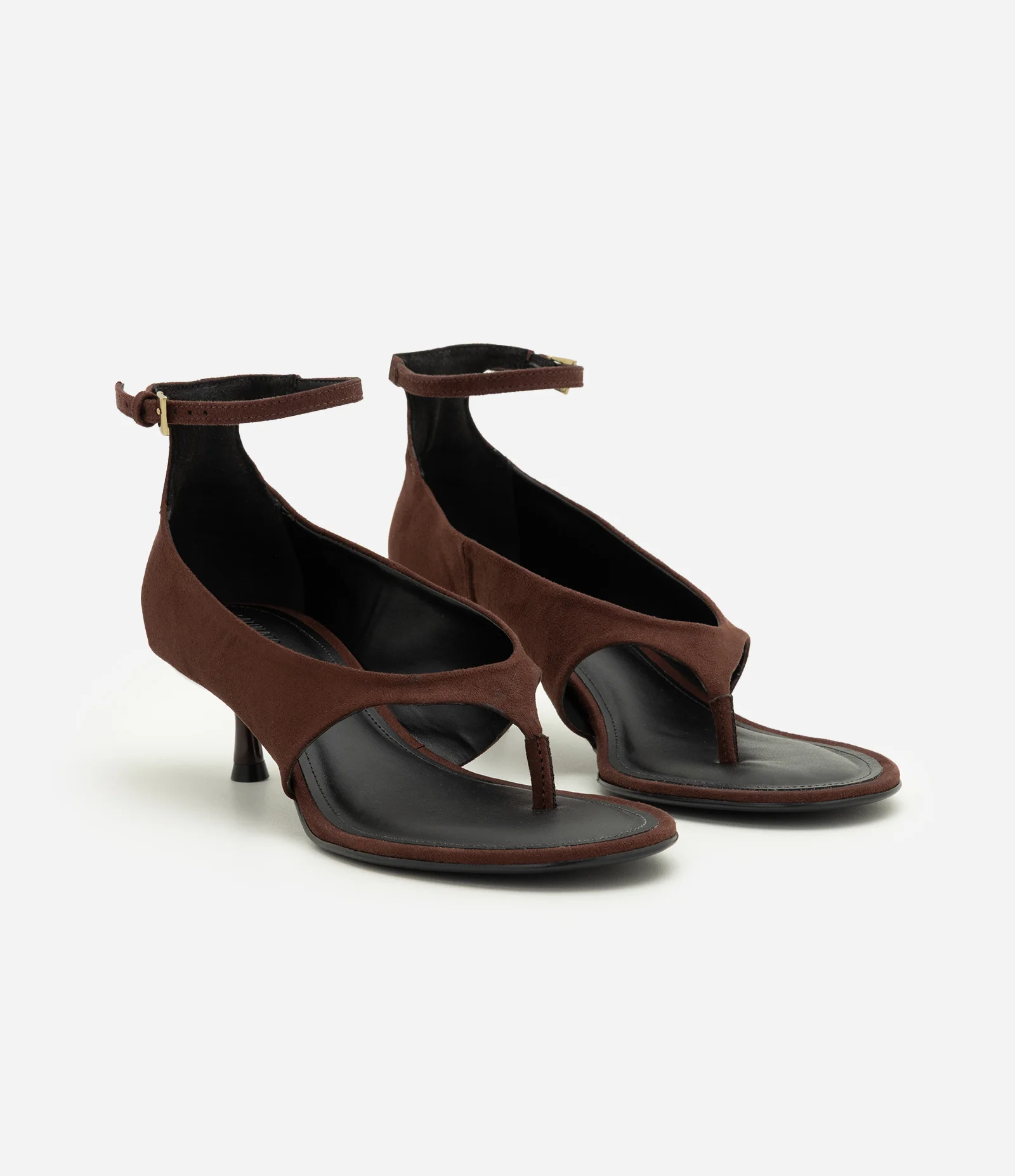 Sandália de Dedo em PU com Salto Kitten Heel Marrom 2