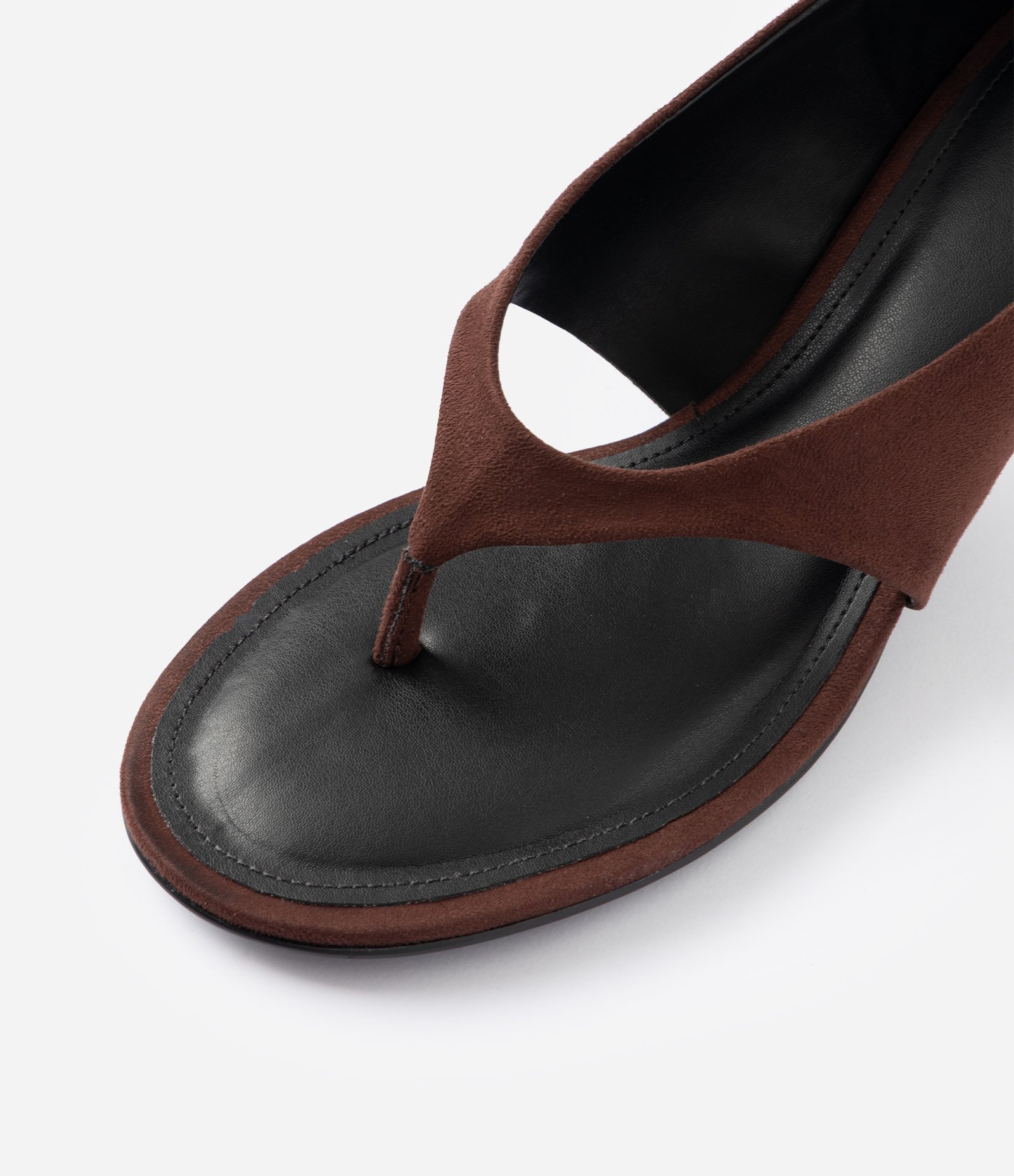 Sandália de Dedo em PU com Salto Kitten Heel Marrom 5