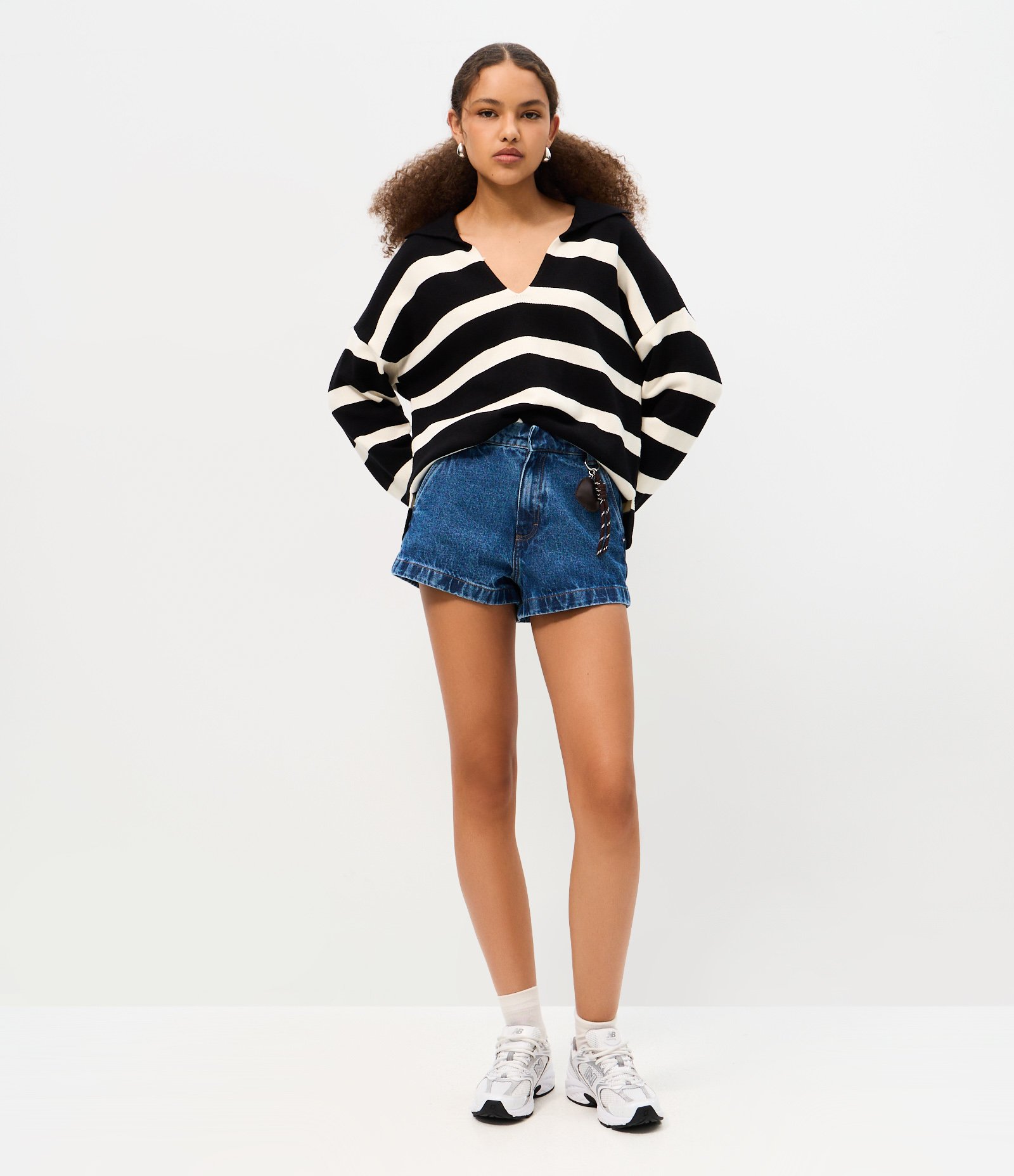 Short Evasê em Jeans com Chaveiro de Coração Azul 1