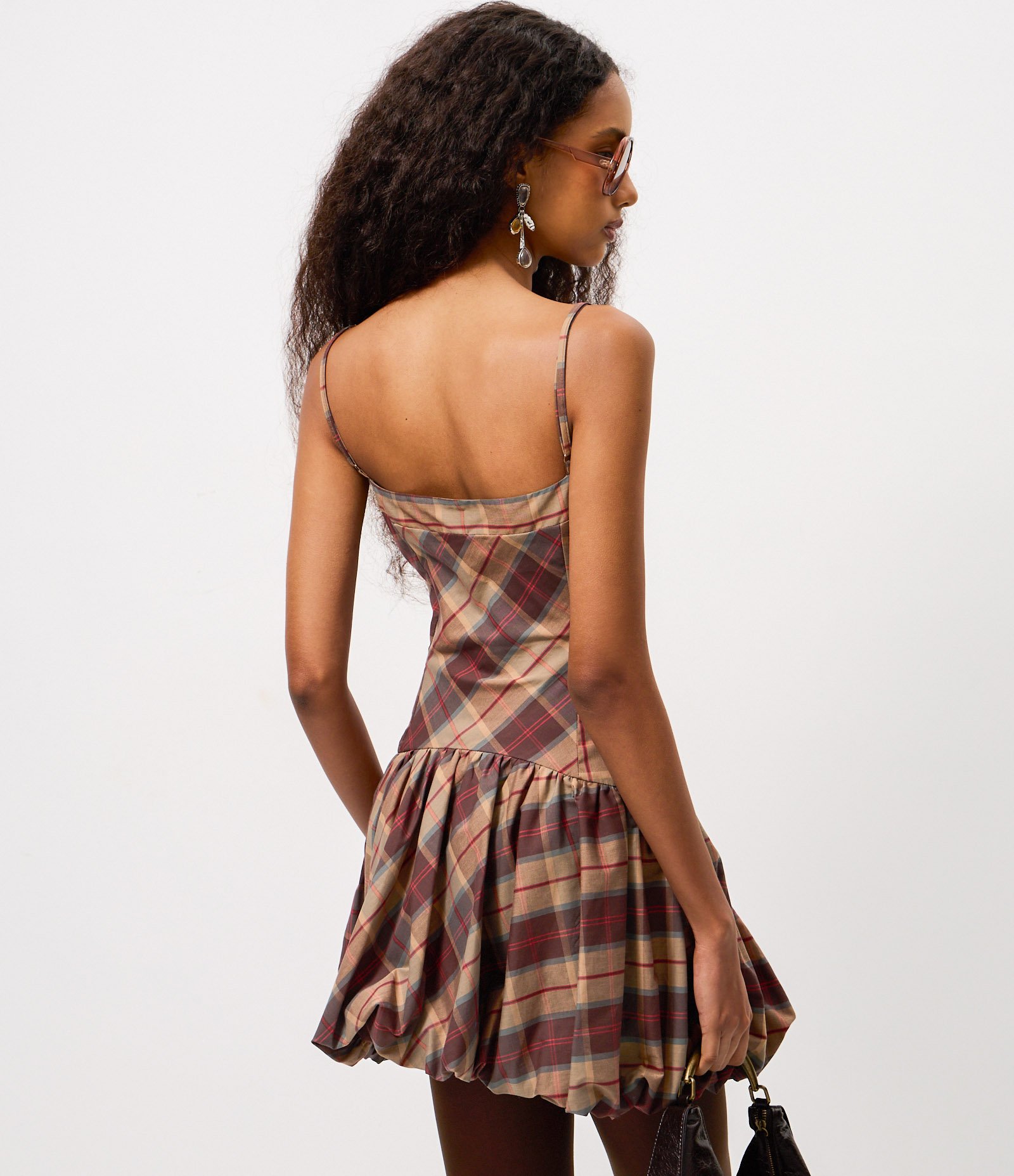 Vestido Curto Balonê em Tricoline Xadrez com Alcinhas Bege 4