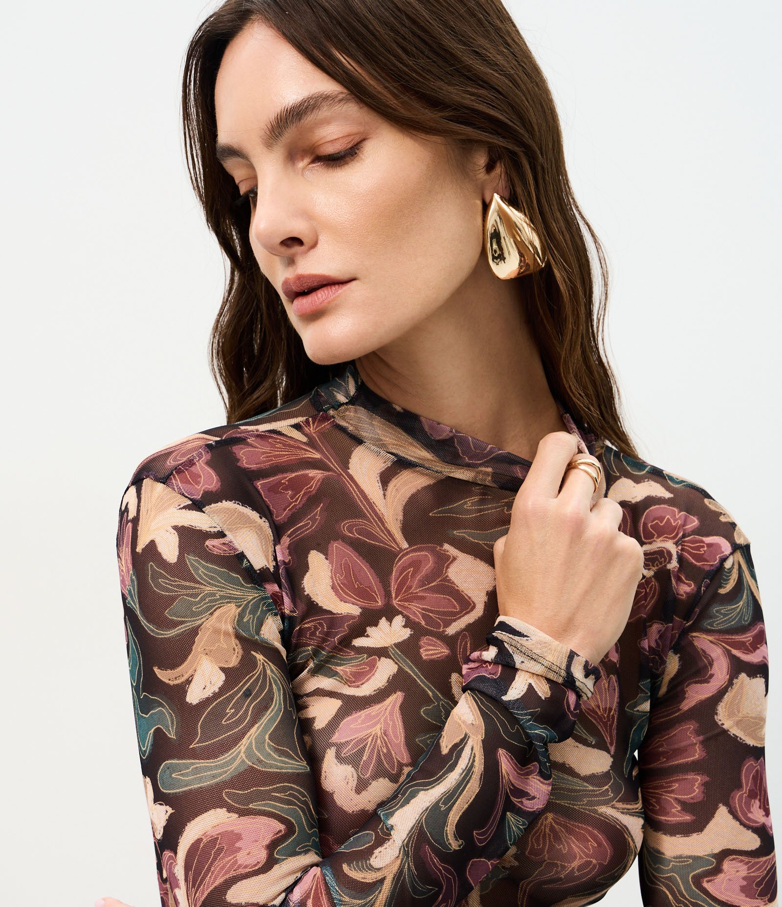 Blusa em Tule com Estampa Floral e Gola Alta Preto 3