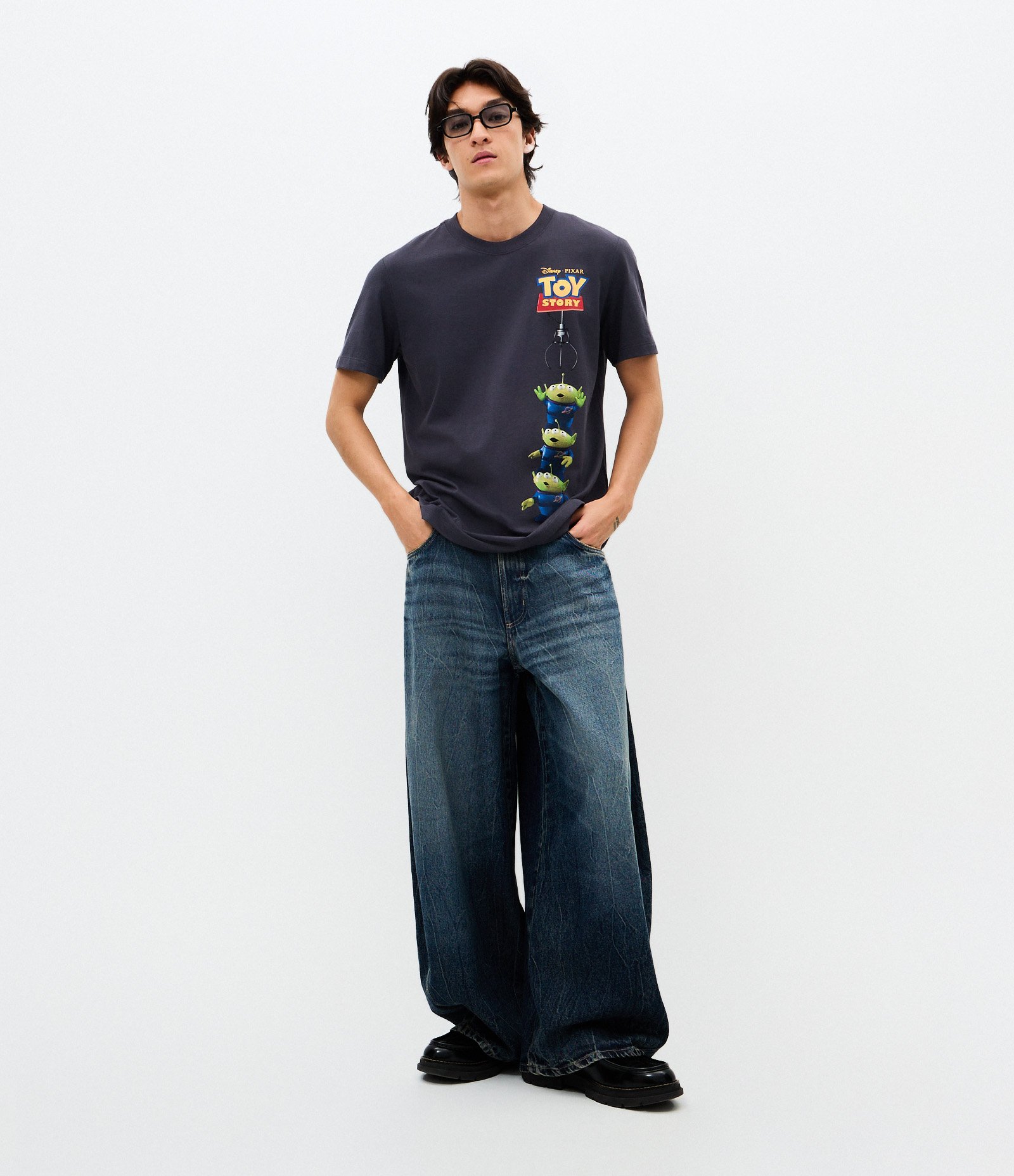 Camiseta Comfort em Algodão com Estampa Toy Story Alien Preto Chumbo 2