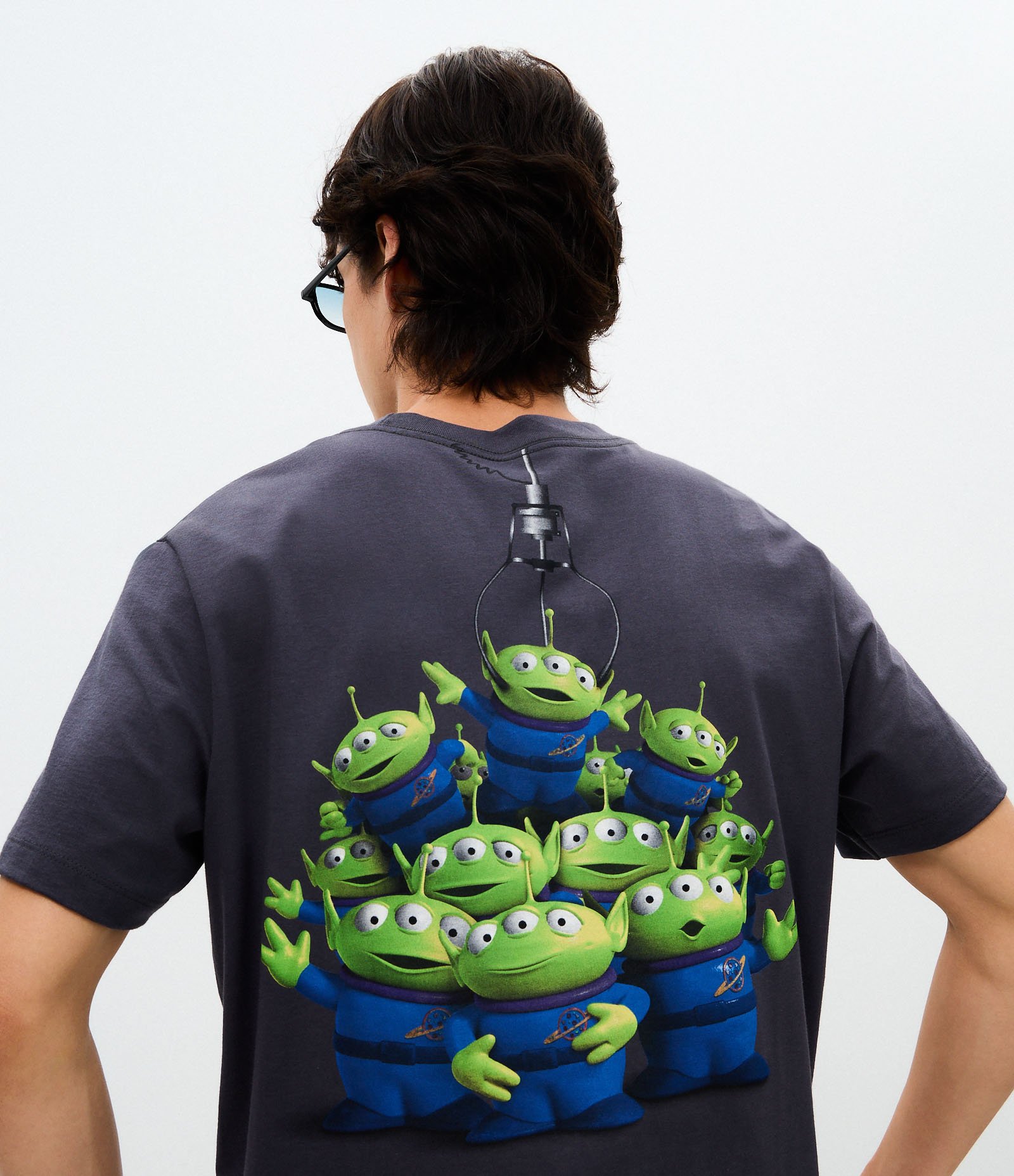 Camiseta Comfort em Algodão com Estampa Toy Story Alien Preto Chumbo 3
