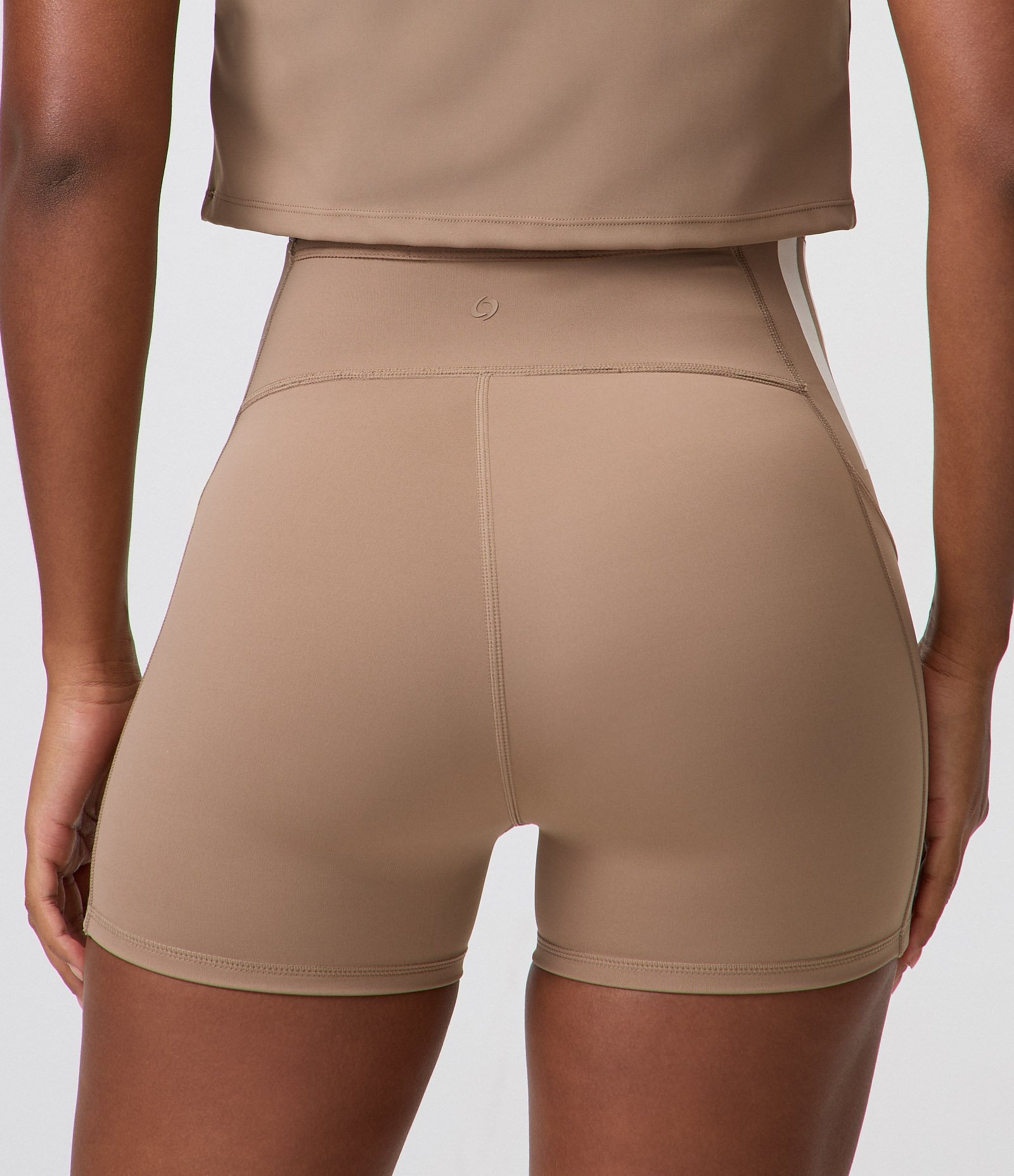 Bermuda Esportiva Crossfiteira em Microfibra com Bolso Marrom 4