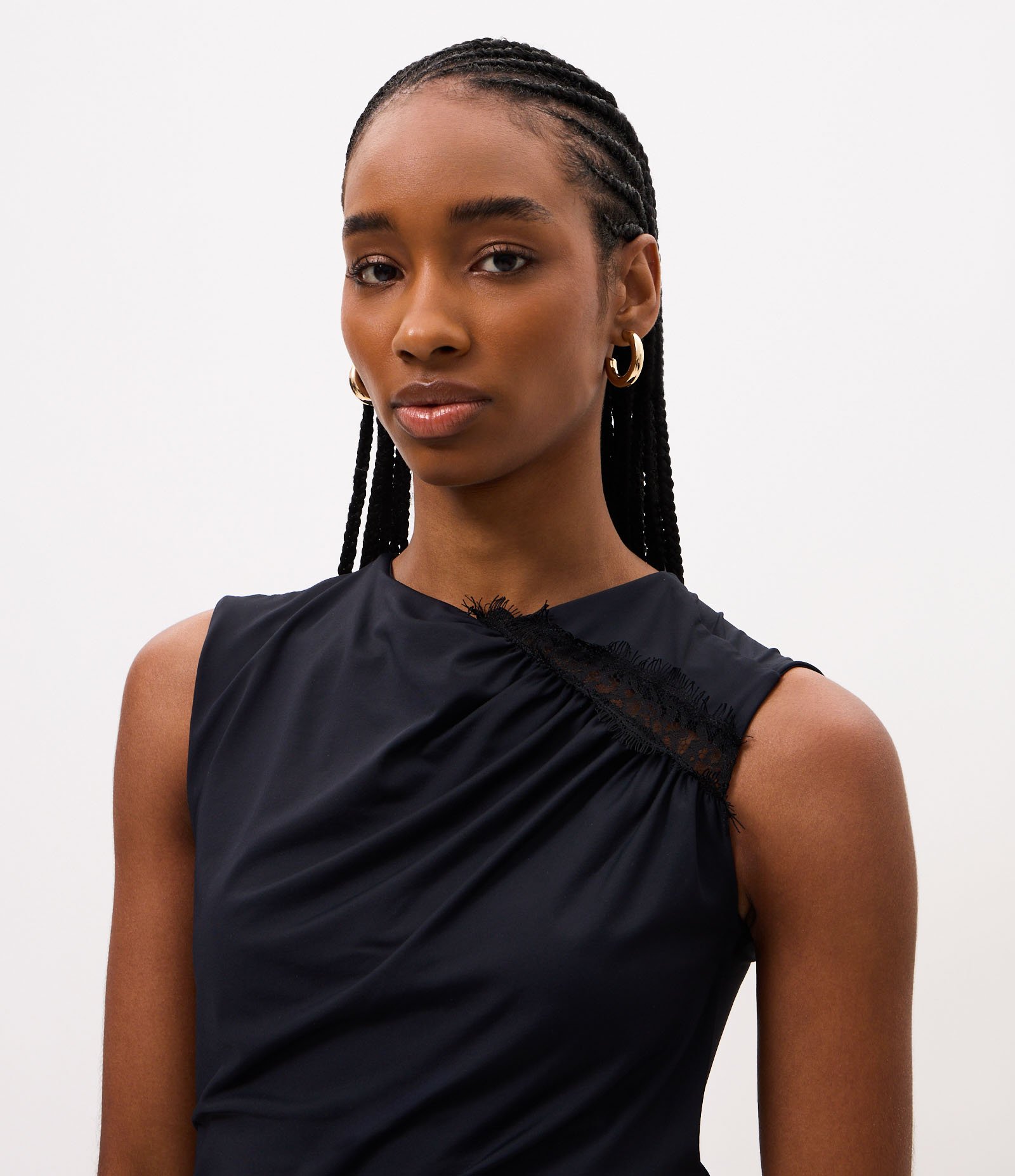 Blusa em Microfibra com Detalhe em Renda na Alça Preto 3