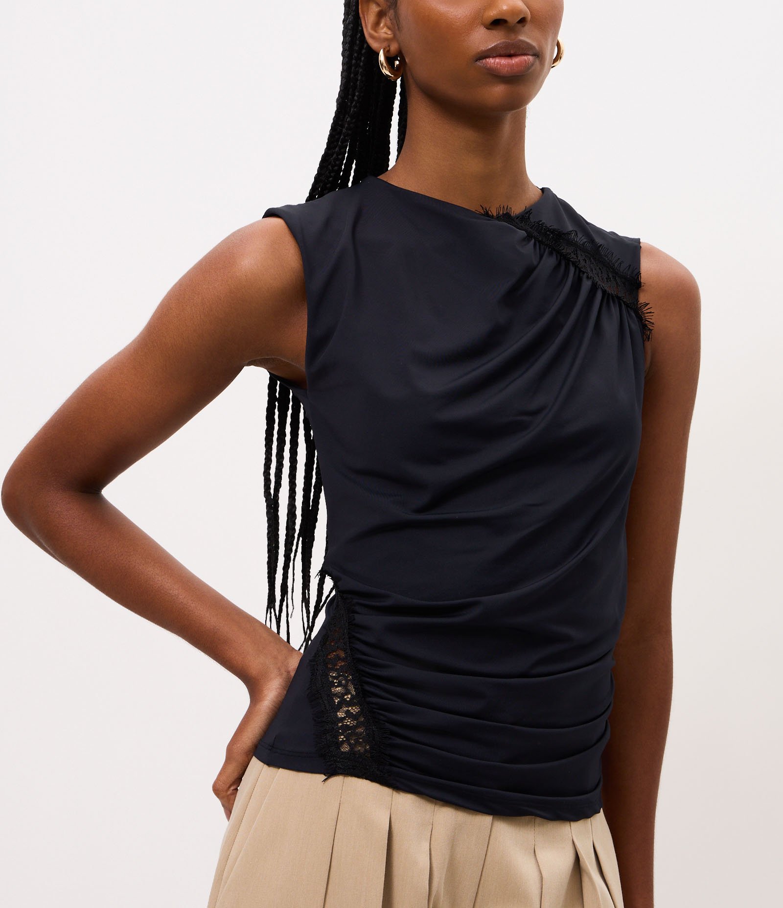 Blusa em Microfibra com Detalhe em Renda na Alça Preto 5