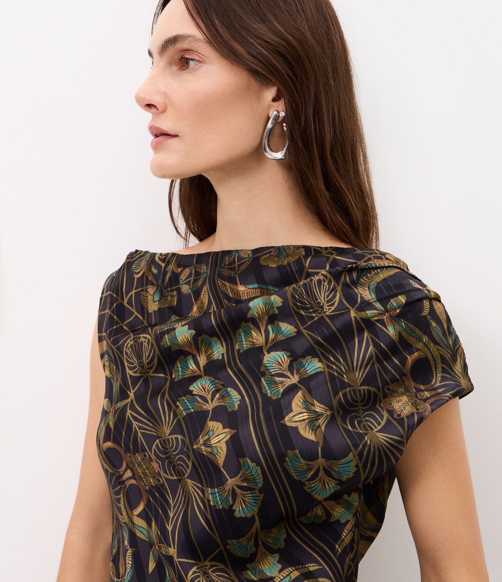 Vestido Longo em Chiffon com Gola Degagê e Estampa Abstrata Multicores 3