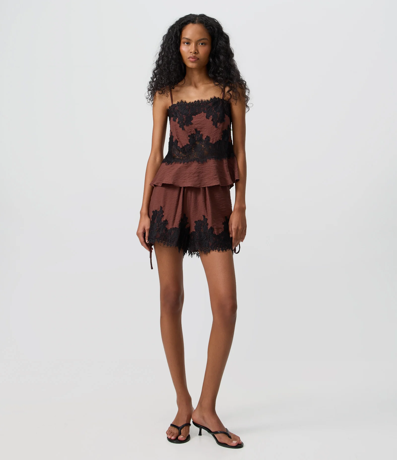 Short em Viscose com Detalhe de Renda e Amarração na Lateral Marrom 1