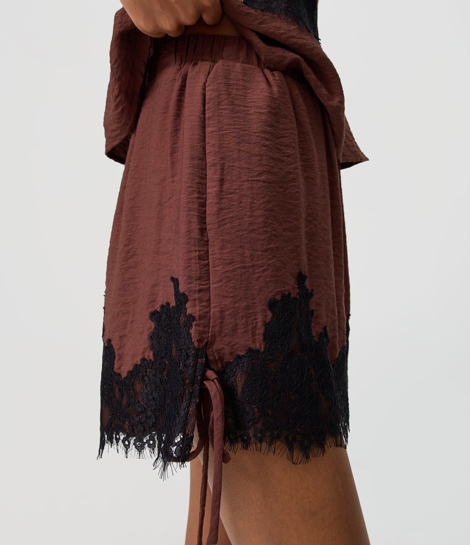 Short em Viscose com Detalhe de Renda e Amarração na Lateral Marrom 3